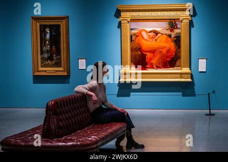 Londres, Royaume-Uni. 16 février 2024. Flaming June par Frederic, Lord Leighton PRA à la Royal Academy of Arts (avec The Way to the Temple, 1882, par Sir Lawrence Alma-Tadema). Le tableau est prêté par le Museo de Arte de Ponce à Porto Rico et sera exposé gratuitement dans la Galerie de la collection de RA jusqu'au 12 janvier 2025. La peinture est un trésor bien-aimé et considéré comme chef-d'œuvre de. Crédit : Guy Bell/Alamy Live News Banque D'Images