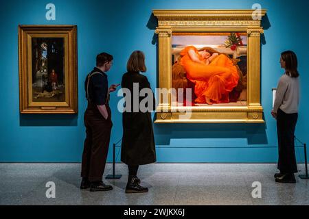 Londres, Royaume-Uni. 16 février 2024. Flaming June par Frederic, Lord Leighton PRA à la Royal Academy of Arts (avec The Way to the Temple, 1882, par Sir Lawrence Alma-Tadema). Le tableau est prêté par le Museo de Arte de Ponce à Porto Rico et sera exposé gratuitement dans la Galerie de la collection de RA jusqu'au 12 janvier 2025. La peinture est un trésor bien-aimé et considéré comme chef-d'œuvre de. Crédit : Guy Bell/Alamy Live News Banque D'Images