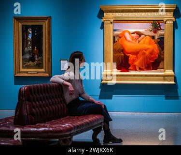 Londres, Royaume-Uni. 16 février 2024. Flaming June par Frederic, Lord Leighton PRA à la Royal Academy of Arts (avec The Way to the Temple, 1882, par Sir Lawrence Alma-Tadema). Le tableau est prêté par le Museo de Arte de Ponce à Porto Rico et sera exposé gratuitement dans la Galerie de la collection de RA jusqu'au 12 janvier 2025. La peinture est un trésor bien-aimé et considéré comme chef-d'œuvre de. Crédit : Guy Bell/Alamy Live News Banque D'Images