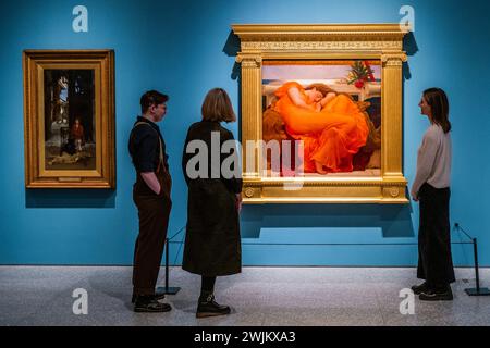 Londres, Royaume-Uni. 16 février 2024. Flaming June par Frederic, Lord Leighton PRA à la Royal Academy of Arts (avec The Way to the Temple, 1882, par Sir Lawrence Alma-Tadema). Le tableau est prêté par le Museo de Arte de Ponce à Porto Rico et sera exposé gratuitement dans la Galerie de la collection de RA jusqu'au 12 janvier 2025. La peinture est un trésor bien-aimé et considéré comme chef-d'œuvre de. Crédit : Guy Bell/Alamy Live News Banque D'Images