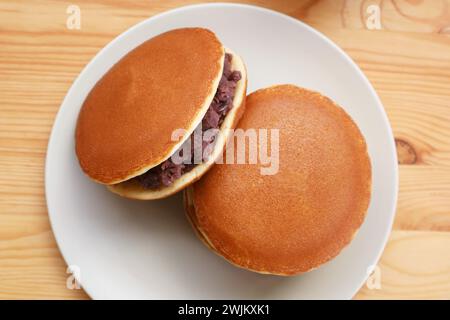 Délicieuse Dorayaki, pâte de haricots Azuki japonaise appelée ANKO Filled Pancake Banque D'Images