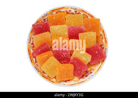 Marmelade bonbons dans une assiette isolée sur fond blanc. Desserts fruités sucrés dans l'assiette pour les vacances. Vue de dessus. Banque D'Images