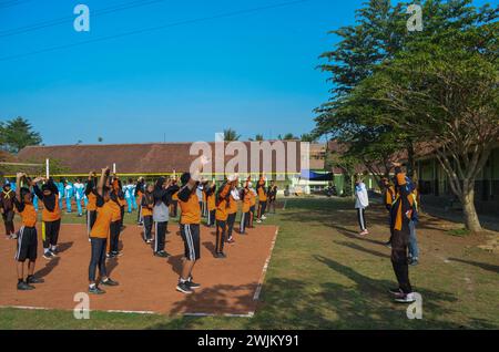 Photo d'enfants de lycées professionnels portant des vêtements de sport faisant du sport Banque D'Images