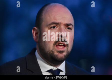 Londres, Royaume-Uni. 16 février 2024. Le président du Parti conservateur, Richard Holden, est interviewé à Westminster lors de la ronde de diffusion du matin, alors que les conservateurs font face à un double revers avec la victoire du Labour aux élections partielles britanniques. Crédit : Thomas Krych/Alamy Live News Banque D'Images