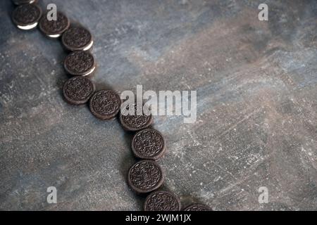 KIEV, UKRAINE - 4 MAI, 2023 : biscuits sandwich double crème Oreo avec remplissage de crème gros plan sur fond sombre Banque D'Images