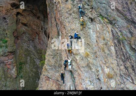 Pékin, province chinoise du Zhejiang. 16 février 2024. Les touristes font l'expérience de l'escalade à la montagne Yandang à Wenzhou, dans la province du Zhejiang de l'est de la Chine, le 16 février 2024. En plus de suivre les coutumes traditionnelles, de plus en plus de Chinois choisissent d’enrichir leur vie en passant les vacances de la Fête du printemps de manière diversifiée et originale. Crédit : Liu Zhenqing/Xinhua/Alamy Live News Banque D'Images