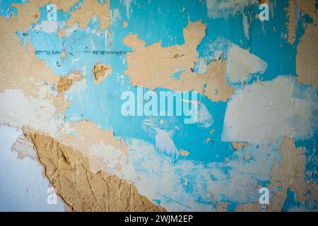Mur de papier peint dépouillé lors de la rénovation de la chambre en angleterre royaume-uni. Banque D'Images