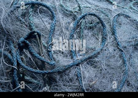 Bouquet de filets de pêche abandonnés et de cordes couchées sur la jetée Banque D'Images