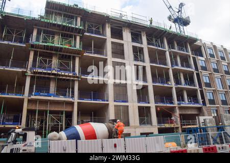 Londres, Angleterre, Royaume-Uni. 16 février 2024. Vue d'ensemble d'un nouveau chantier de construction d'immeubles d'appartements dans le centre de Londres alors que les associations de logement avertissent que le nombre de logements abordables construits à Londres a chuté des trois quarts au cours de la dernière année. (Crédit image : © Vuk Valcic/ZUMA Press Wire) USAGE ÉDITORIAL SEULEMENT! Non destiné à UN USAGE commercial ! Banque D'Images