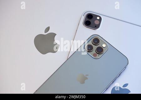 KIEV, UKRAINE - 4 MAI, 2023 : appareils de marque Apple iphone et ipad se trouve sur le corps macbook en gros plan Banque D'Images