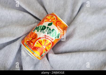 KIEV, UKRAINE - 4 MAI, 2023 : Mirinda boisson orange dans une boîte d'agrumes orange avec un design classique et logo en gros plan Banque D'Images