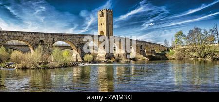 Pont médiéval de Frías, style gothique du XIIIe siècle, Ebre, ville médiévale de Frías, groupement artistique historique, Las Merindades, Burgos, Castilla y León Banque D'Images