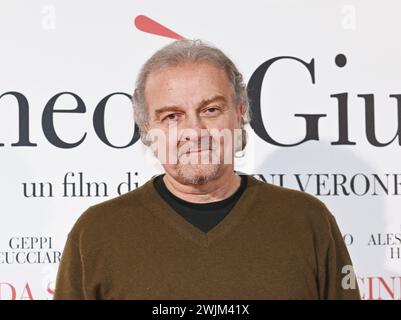 Milan, Italie. 16 février 2024. Milan, Italie Romeo est Juliette film photocall première Giovanni Veronesi réalisateur Pilar Fogliati et Geppi Cucciari avec les invités dans la photo : Giovanni Veronesi crédit : Agence photo indépendante / Alamy Live News Banque D'Images