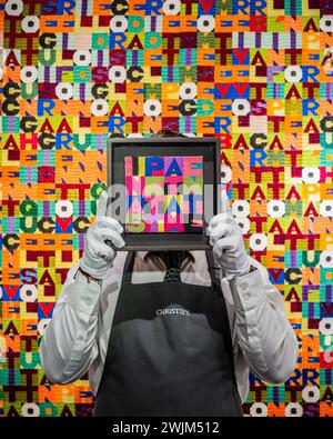 Londres, Royaume-Uni. 16 février 2024. Inaspettatamente, 1987 devant Oggi ventesimo giorno dell'ottavo mese dell'anno millenovecento ottantotto, 1988 (exposition, pas vente) - Un aperçu de Mettere al Mondo il Mondo, une exposition rétrospective consacrée à Alighiero Boetti, un moderniste italien, à Christies à Londres. Le salon se déroule du 19 au 27 février, puis certains des articles seront vendus dans les ventes 20/21 et Contemporary en mars. Crédit : Guy Bell/Alamy Live News Banque D'Images