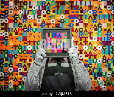 Londres, Royaume-Uni. 16 février 2024. Inaspettatamente, 1987 devant Oggi ventesimo giorno dell'ottavo mese dell'anno millenovecento ottantotto, 1988 (exposition, pas vente) - Un aperçu de Mettere al Mondo il Mondo, une exposition rétrospective consacrée à Alighiero Boetti, un moderniste italien, à Christies à Londres. Le salon se déroule du 19 au 27 février, puis certains des articles seront vendus dans les ventes 20/21 et Contemporary en mars. Crédit : Guy Bell/Alamy Live News Banque D'Images