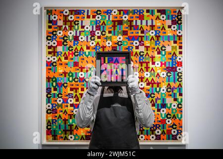 Londres, Royaume-Uni. 16 février 2024. Inaspettatamente, 1987 devant Oggi ventesimo giorno dell'ottavo mese dell'anno millenovecento ottantotto, 1988 (exposition, pas vente) - Un aperçu de Mettere al Mondo il Mondo, une exposition rétrospective consacrée à Alighiero Boetti, un moderniste italien, à Christies à Londres. Le salon se déroule du 19 au 27 février, puis certains des articles seront vendus dans les ventes 20/21 et Contemporary en mars. Crédit : Guy Bell/Alamy Live News Banque D'Images