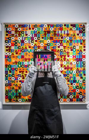 Londres, Royaume-Uni. 16 février 2024. Inaspettatamente, 1987 devant Oggi ventesimo giorno dell'ottavo mese dell'anno millenovecento ottantotto, 1988 (exposition, pas vente) - Un aperçu de Mettere al Mondo il Mondo, une exposition rétrospective consacrée à Alighiero Boetti, un moderniste italien, à Christies à Londres. Le salon se déroule du 19 au 27 février, puis certains des articles seront vendus dans les ventes 20/21 et Contemporary en mars. Crédit : Guy Bell/Alamy Live News Banque D'Images