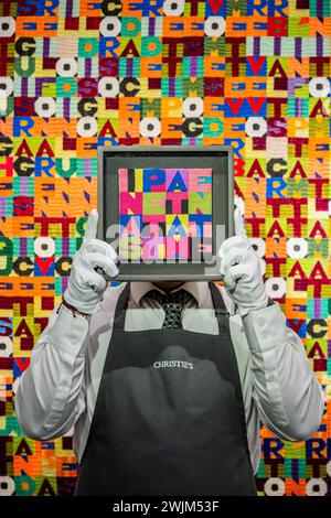 Londres, Royaume-Uni. 16 février 2024. Inaspettatamente, 1987 devant Oggi ventesimo giorno dell'ottavo mese dell'anno millenovecento ottantotto, 1988 (exposition, pas vente) - Un aperçu de Mettere al Mondo il Mondo, une exposition rétrospective consacrée à Alighiero Boetti, un moderniste italien, à Christies à Londres. Le salon se déroule du 19 au 27 février, puis certains des articles seront vendus dans les ventes 20/21 et Contemporary en mars. Crédit : Guy Bell/Alamy Live News Banque D'Images
