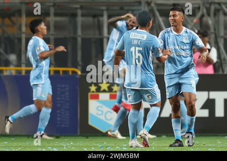 Lima, Pérou. 16 février 2024. Martin Tavara et Jhilmar Lora de Sporting cristal lors du match Torneo Apertura Liga 1 Apuesta total 2024, date 4, entre Sporting cristal et Chankas CYC joué à l'Estadio Nacional de Peru le 15 février 2024 à Lima, Pérou. (Photo de Miguel Marrufo/PRESSINPHOTO) crédit : AGENCE SPORTIVE PRESSINPHOTO/Alamy Live News Banque D'Images