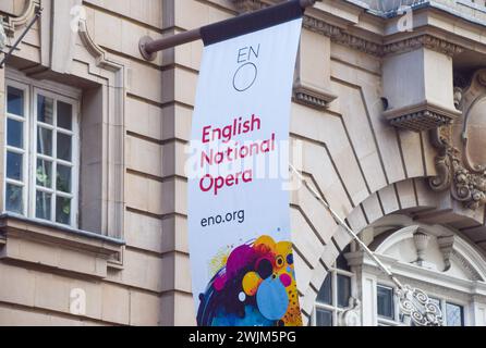 Londres, Royaume-Uni. 16 février 2024. Une bannière de l'English National Opera (ENO) devant le théâtre Coliseum dans le West End de Londres, alors que les musiciens annulent leur grève proposée après avoir conclu un accord. Crédit : Vuk Valcic/Alamy Live News Banque D'Images