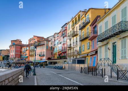 Soirée dans la belle Villefranche-sur-mer sur la Côte d'Azur - Côte d'Azur, France. Image parfaite, multicolore, maisons construites près de la mer. Banque D'Images