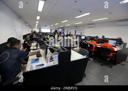 salvador, bahia, brésil - 12 février 2024 : des professionnels des forces de sécurité travaillent au centre intégré de contrôle et de commandement de la ville de Salvado Banque D'Images