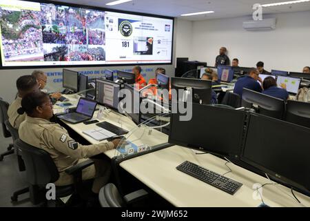 salvador, bahia, brésil - 12 février 2024 : des professionnels des forces de sécurité travaillent au centre intégré de contrôle et de commandement de la ville de Salvado Banque D'Images