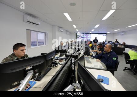 salvador, bahia, brésil - 12 février 2024 : des professionnels des forces de sécurité travaillent au centre intégré de contrôle et de commandement de la ville de Salvado Banque D'Images