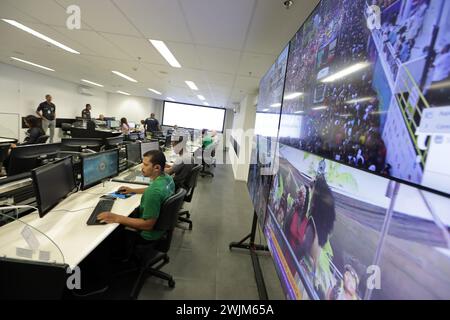 salvador, bahia, brésil - 12 février 2024 : des professionnels des forces de sécurité travaillent au centre intégré de contrôle et de commandement de la ville de Salvado Banque D'Images