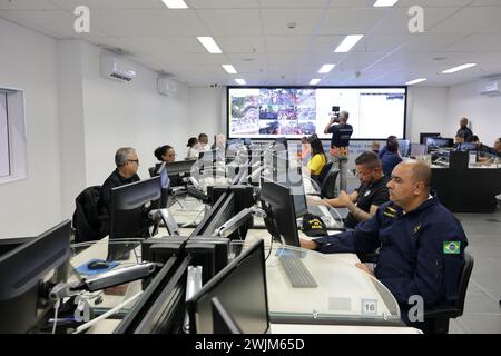 salvador, bahia, brésil - 12 février 2024 : des professionnels des forces de sécurité travaillent au centre intégré de contrôle et de commandement de la ville de Salvado Banque D'Images