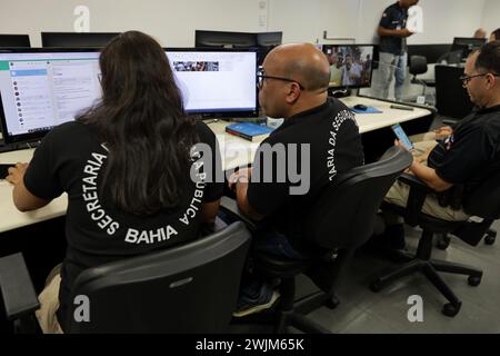 salvador, bahia, brésil - 12 février 2024 : des professionnels des forces de sécurité travaillent au centre intégré de contrôle et de commandement de la ville de Salvado Banque D'Images