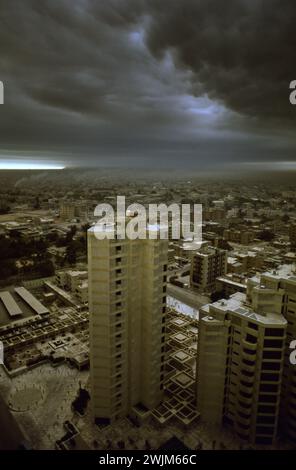 Première Guerre du Golfe : 12 mars 1991 jour est tourné à la nuit à Koweït City à cause de la fumée des puits de pétrole en feu, sabotés par les soldats irakiens en retraite. Banque D'Images