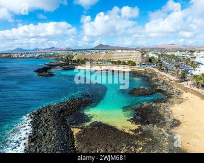 Découvrez les eaux idylliques d'El Jablillo, un havre de plongée avec tuba à Costa Teguise, Lanzarote, entouré de roches volcaniques et d'une vie marine vibrante. Banque D'Images