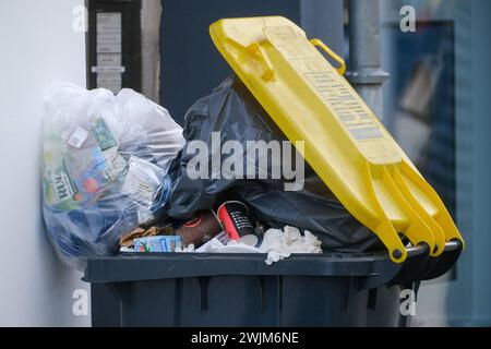 Düsseldorf 16.02.2024 Gelbe tonne Mülltonne Kunststoff Plastik Recycling Müll Abfall Wohlstandsmüll Wohlstandsgesellschaft Verpackung Verpackungsmüll Restmüll Plastiktonne Plastiktüte Mülltüte Umwelttonne Der Grüne Punkt grüner Düsseldorf Nordrhein-Westfalen Deutschland *** Düsseldorf 16 02 2024 poubelle jaune poubelle poubelle plastique recyclage du plastique déchets déchets déchets affluent déchets affluent société d'emballage déchets d'emballage déchets résiduels déchets plastiques poubelle sac en plastique sac à déchets déchets déchets environnementaux peut le point vert plus vert Düsseldorf Rhénanie du Nord-Westphalie Allemagne Banque D'Images