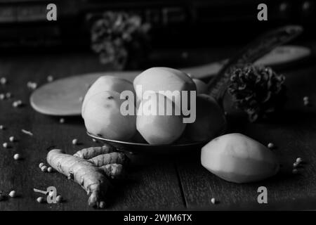 La photo est d'épices de cuisine sous forme de pommes de terre, curcuma, poivre blanc sur fond d'une vieille radio Banque D'Images