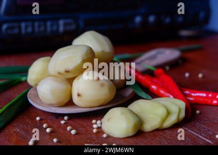 La photo est d'épices de cuisine sous forme de pommes de terre, curcuma, poivre blanc sur fond d'une vieille radio Banque D'Images