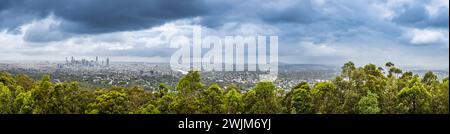 Panorama of lointain vue de Brisbane avec son horizon et son gratte-ciel, Queensland, Australie. Banque D'Images