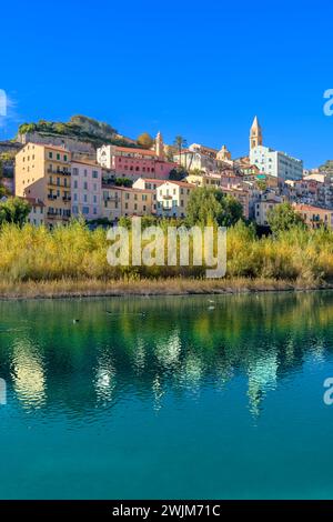Midi à Vintimille (Vintimille en français) sur la Riviera italienne - Riviera Ligure, Italie. Jolies maisons multicolores sur les rives de la rivière Roya. Banque D'Images
