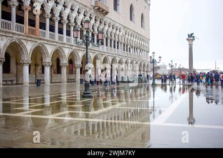 Italien, Venetien, Venedig 16.02.2024, Italien, ITA, Venetien, Venedig, im Bild Venedig, Stadtansichten, Touristen, Reisefeature, venezianisch, Reise, Venedig, Venezia, Venetien, Stadtansicht, Campanile, Canale Grande, Markusplatz, Markuskirche, Touristen, Gondel, Gondolere, Faehre, Motorboot, Wassertaxi, Vaporetto, Adria, lagune, Pfahlbauten, Bruecke, Rialtobruecke, la Gondola, Dogenpalast, Italien, Hochwasser, Creativ, Kreativ Venetien *** Italy, Veneto, Venice 16 02 2024, Italy, ITA, Veneto, Venice, en image Venise, vues de la ville, touristes, voyage caractéristique, vénitien, voyage, Venise, Venezia, Banque D'Images