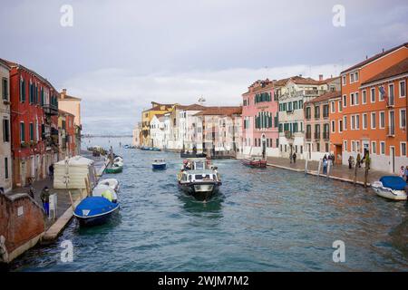 Italien, Venetien, Venedig 16.02.2024, Italien, ITA, Venetien, Venedig, im Bild Venedig, Stadtansichten, Touristen, Reisefeature, venezianisch, Reise, Venedig, Venezia, Venetien, Stadtansicht, Campanile, Canale Grande, Markusplatz, Markuskirche, Touristen, Gondel, Gondolere, Faehre, Motorboot, Wassertaxi, Vaporetto, Adria, lagune, Pfahlbauten, Bruecke, Rialtobruecke, la Gondola, Dogenpalast, Italien, Hochwasser, Creativ, Kreativ Venetien *** Italy, Veneto, Venice 16 02 2024, Italy, ITA, Veneto, Venice, en image Venise, vues de la ville, touristes, voyage caractéristique, vénitien, voyage, Venise, Venezia, Banque D'Images