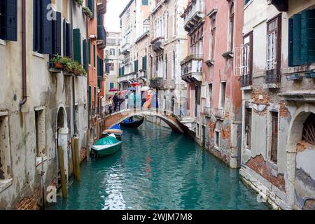 Italien, Venetien, Venedig 16.02.2024, Italien, ITA, Venetien, Venedig, im Bild Venedig, Stadtansichten, Touristen, Reisefeature, venezianisch, Reise, Venedig, Venezia, Venetien, Stadtansicht, Campanile, Canale Grande, Markusplatz, Markuskirche, Touristen, Gondel, Gondolere, Faehre, Motorboot, Wassertaxi, Vaporetto, Adria, lagune, Pfahlbauten, Bruecke, Rialtobruecke, la Gondola, Dogenpalast, Italien, Hochwasser, Creativ, Kreativ Venetien *** Italy, Veneto, Venice 16 02 2024, Italy, ITA, Veneto, Venice, en image Venise, vues de la ville, touristes, voyage caractéristique, vénitien, voyage, Venise, Venezia, Banque D'Images