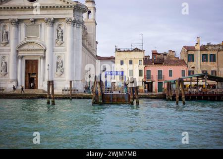 Italien, Venetien, Venedig 16.02.2024, Italien, ITA, Venetien, Venedig, im Bild Venedig, Stadtansichten, Touristen, Reisefeature, venezianisch, Reise, Venedig, Venezia, Venetien, Stadtansicht, Campanile, Canale Grande, Markusplatz, Markuskirche, Touristen, Gondel, Gondolere, Faehre, Motorboot, Wassertaxi, Vaporetto, Adria, lagune, Pfahlbauten, Bruecke, Rialtobruecke, la Gondola, Dogenpalast, Italien, Hochwasser, Creativ, Kreativ Venetien *** Italy, Veneto, Venice 16 02 2024, Italy, ITA, Veneto, Venice, en image Venise, vues de la ville, touristes, voyage caractéristique, vénitien, voyage, Venise, Venezia, Banque D'Images