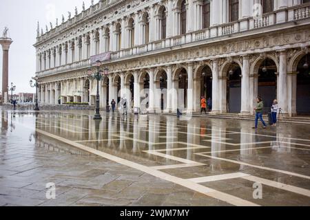 Italien, Venetien, Venedig 16.02.2024, Italien, ITA, Venetien, Venedig, im Bild Venedig, Stadtansichten, Touristen, Reisefeature, venezianisch, Reise, Venedig, Venezia, Venetien, Stadtansicht, Campanile, Canale Grande, Markusplatz, Markuskirche, Touristen, Gondel, Gondolere, Faehre, Motorboot, Wassertaxi, Vaporetto, Adria, lagune, Pfahlbauten, Bruecke, Rialtobruecke, la Gondola, Dogenpalast, Italien, Hochwasser, Creativ, Kreativ Venetien *** Italy, Veneto, Venice 16 02 2024, Italy, ITA, Veneto, Venice, en image Venise, vues de la ville, touristes, voyage caractéristique, vénitien, voyage, Venise, Venezia, Banque D'Images