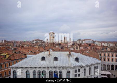 Italien, Venetien, Venedig 16.02.2024, Italien, ITA, Venetien, Venedig, im Bild Venedig, Stadtansichten, Touristen, Reisefeature, venezianisch, Reise, Venedig, Venezia, Venetien, Stadtansicht, Campanile, Canale Grande, Markusplatz, Markuskirche, Touristen, Gondel, Gondolere, Faehre, Motorboot, Wassertaxi, Vaporetto, Adria, lagune, Pfahlbauten, Bruecke, Rialtobruecke, la Gondola, Dogenpalast, Italien, Hochwasser, Creativ, Kreativ Venetien *** Italy, Veneto, Venice 16 02 2024, Italy, ITA, Veneto, Venice, en image Venise, vues de la ville, touristes, voyage caractéristique, vénitien, voyage, Venise, Venezia, Banque D'Images