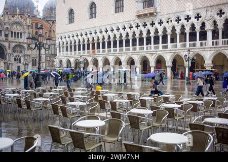 Italien, Venetien, Venedig 16.02.2024, Italien, ITA, Venetien, Venedig, im Bild Venedig, Stadtansichten, Touristen, Reisefeature, venezianisch, Reise, Venedig, Venezia, Venetien, Stadtansicht, Campanile, Canale Grande, Markusplatz, Markuskirche, Touristen, Gondel, Gondolere, Faehre, Motorboot, Wassertaxi, Vaporetto, Adria, lagune, Pfahlbauten, Bruecke, Rialtobruecke, la Gondola, Dogenpalast, Italien, Hochwasser, Creativ, Kreativ Venetien *** Italy, Veneto, Venice 16 02 2024, Italy, ITA, Veneto, Venice, en image Venise, vues de la ville, touristes, voyage caractéristique, vénitien, voyage, Venise, Venezia, Banque D'Images