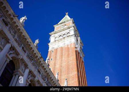 Italien, Venetien, Venedig 16.02.2024, Italien, ITA, Venetien, Venedig, im Bild Venedig, Stadtansichten, Touristen, Reisefeature, venezianisch, Reise, Venedig, Venezia, Venetien, Stadtansicht, Campanile, Canale Grande, Markusplatz, Markuskirche, Touristen, Gondel, Gondolere, Faehre, Motorboot, Wassertaxi, Vaporetto, Adria, lagune, Pfahlbauten, Bruecke, Rialtobruecke, la Gondola, Dogenpalast, Italien, Hochwasser, Creativ, Kreativ Venetien *** Italy, Veneto, Venice 16 02 2024, Italy, ITA, Veneto, Venice, en image Venise, vues de la ville, touristes, voyage caractéristique, vénitien, voyage, Venise, Venezia, Banque D'Images