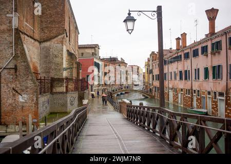 Italien, Venetien, Venedig 16.02.2024, Italien, ITA, Venetien, Venedig, im Bild Venedig, Stadtansichten, Touristen, Reisefeature, venezianisch, Reise, Venedig, Venezia, Venetien, Stadtansicht, Campanile, Canale Grande, Markusplatz, Markuskirche, Touristen, Gondel, Gondolere, Faehre, Motorboot, Wassertaxi, Vaporetto, Adria, lagune, Pfahlbauten, Bruecke, Rialtobruecke, la Gondola, Dogenpalast, Italien, Hochwasser, Creativ, Kreativ Venetien *** Italy, Veneto, Venice 16 02 2024, Italy, ITA, Veneto, Venice, en image Venise, vues de la ville, touristes, voyage caractéristique, vénitien, voyage, Venise, Venezia, Banque D'Images