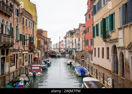 Italien, Venetien, Venedig 16.02.2024, Italien, ITA, Venetien, Venedig, im Bild Venedig, Stadtansichten, Touristen, Reisefeature, venezianisch, Reise, Venedig, Venezia, Venetien, Stadtansicht, Campanile, Canale Grande, Markusplatz, Markuskirche, Touristen, Gondel, Gondolere, Faehre, Motorboot, Wassertaxi, Vaporetto, Adria, lagune, Pfahlbauten, Bruecke, Rialtobruecke, la Gondola, Dogenpalast, Italien, Hochwasser, Creativ, Kreativ Venetien *** Italy, Veneto, Venice 16 02 2024, Italy, ITA, Veneto, Venice, en image Venise, vues de la ville, touristes, voyage caractéristique, vénitien, voyage, Venise, Venezia, Banque D'Images