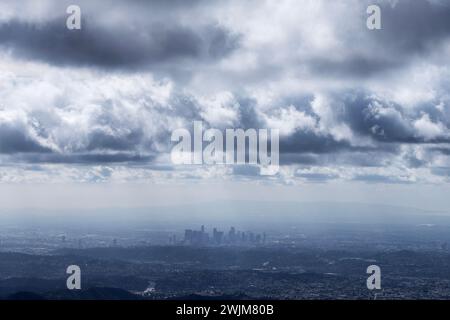 Des nuages de tempête dramatiques se déplacent vers Los Angeles, Californie. Photo prise depuis le Mont Lukens dans la forêt nationale d'Angeles. Banque D'Images