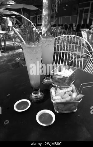 La photo est une photo de collations légères de frites et de boissons fraîches. La photo a été prise dans un café à Kebumen, Central Java Banque D'Images